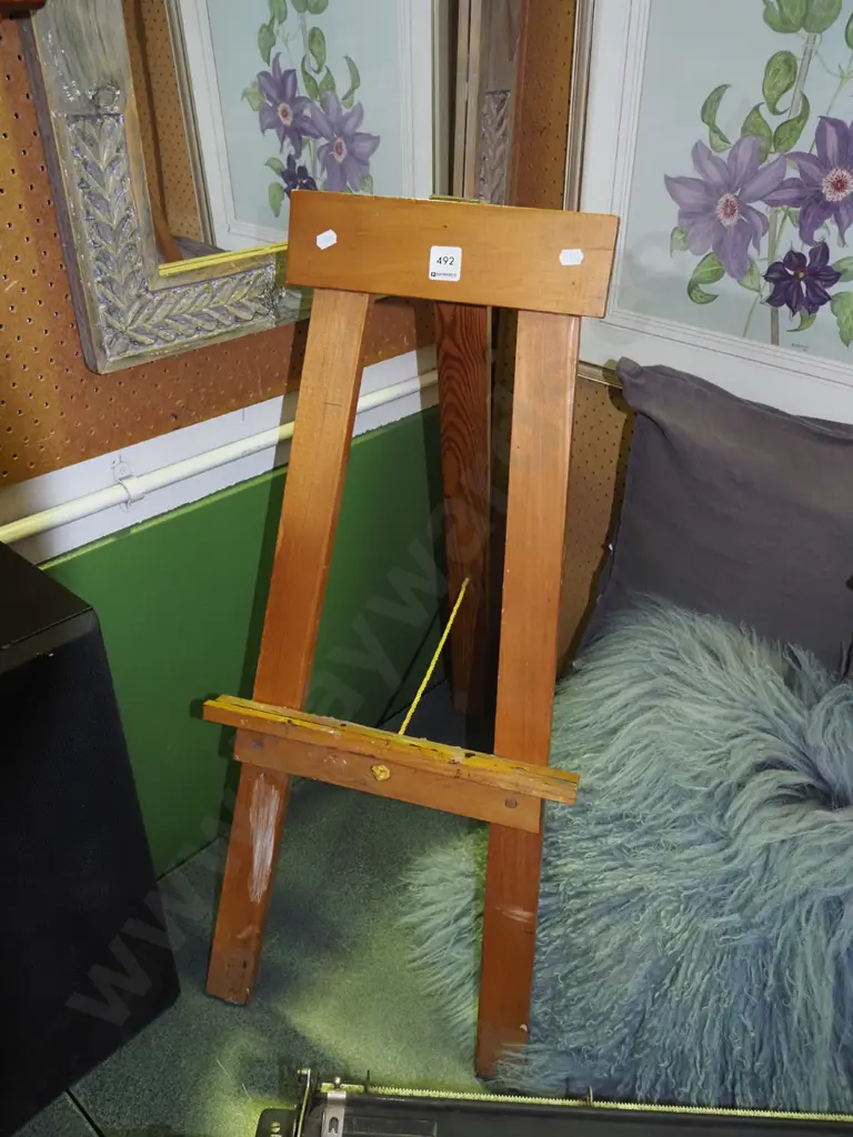 small wooden easel Image 1++