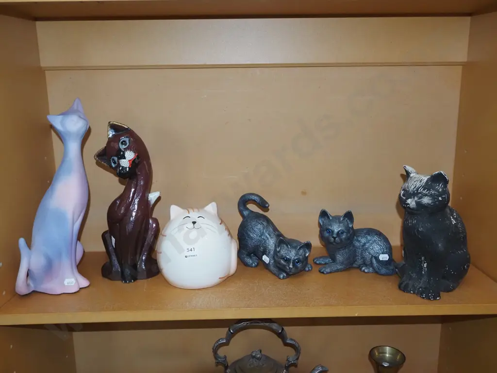 shelf of cat ornaments H530 Image 1++