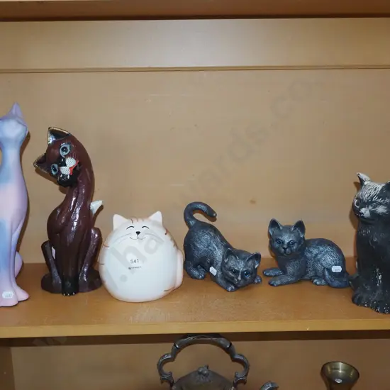 shelf of cat ornaments H530