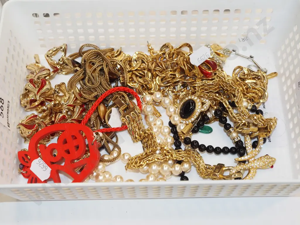 tub of costume jewellery Image 1++