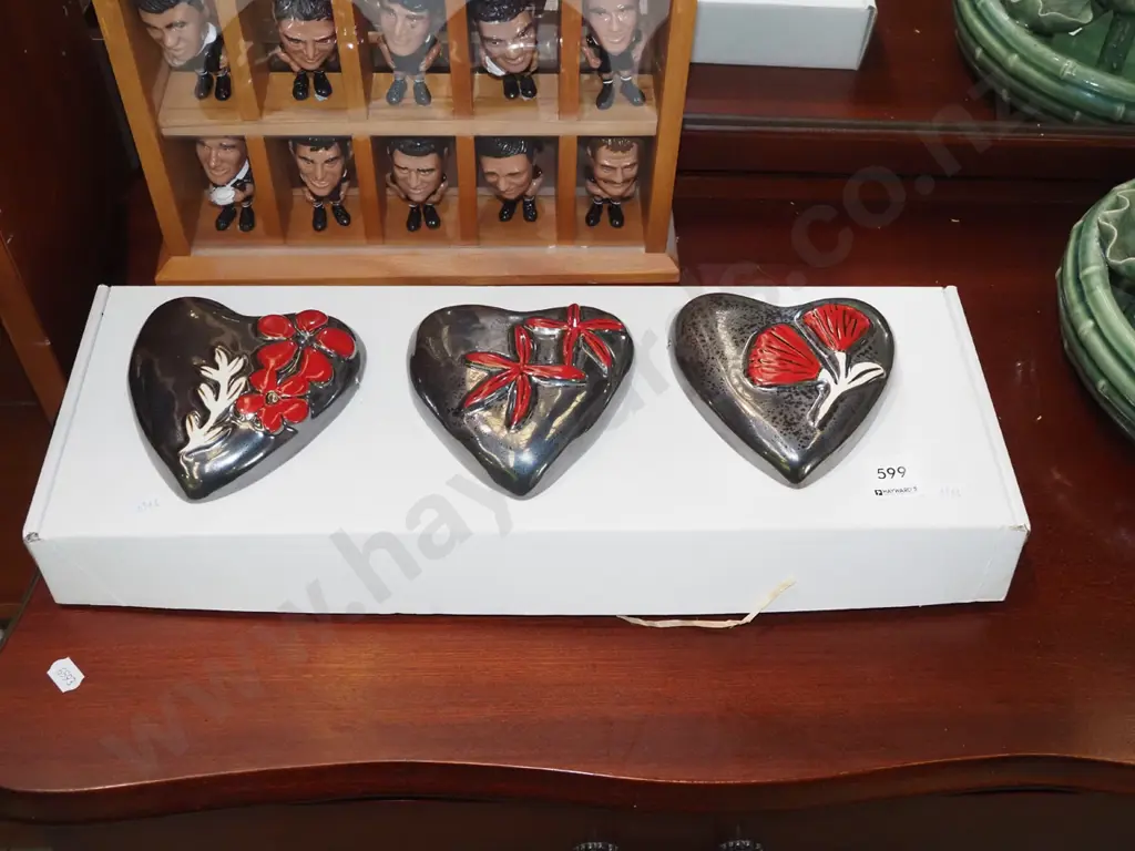 box; 3x plaster heart themed wall hangings Image 1++