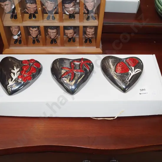 box; 3x plaster heart themed wall hangings