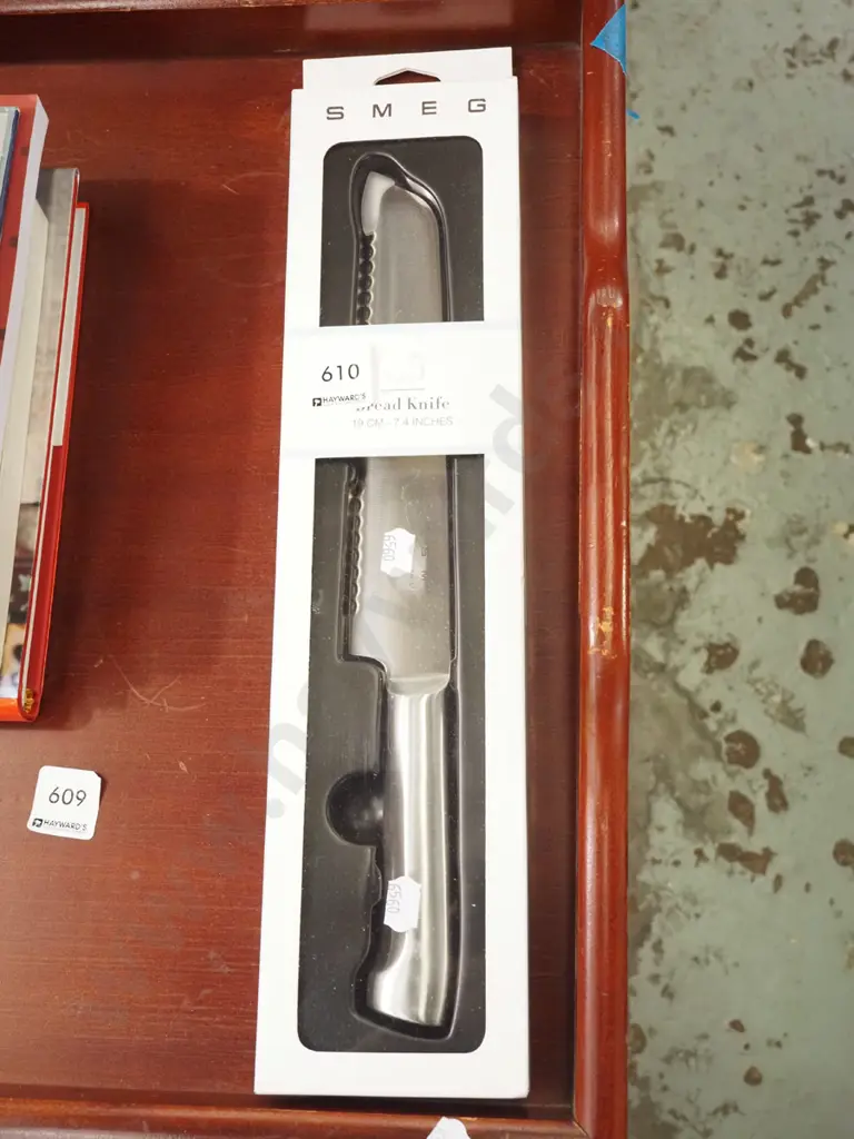 boxed as new Smeg bread knife Image 1++