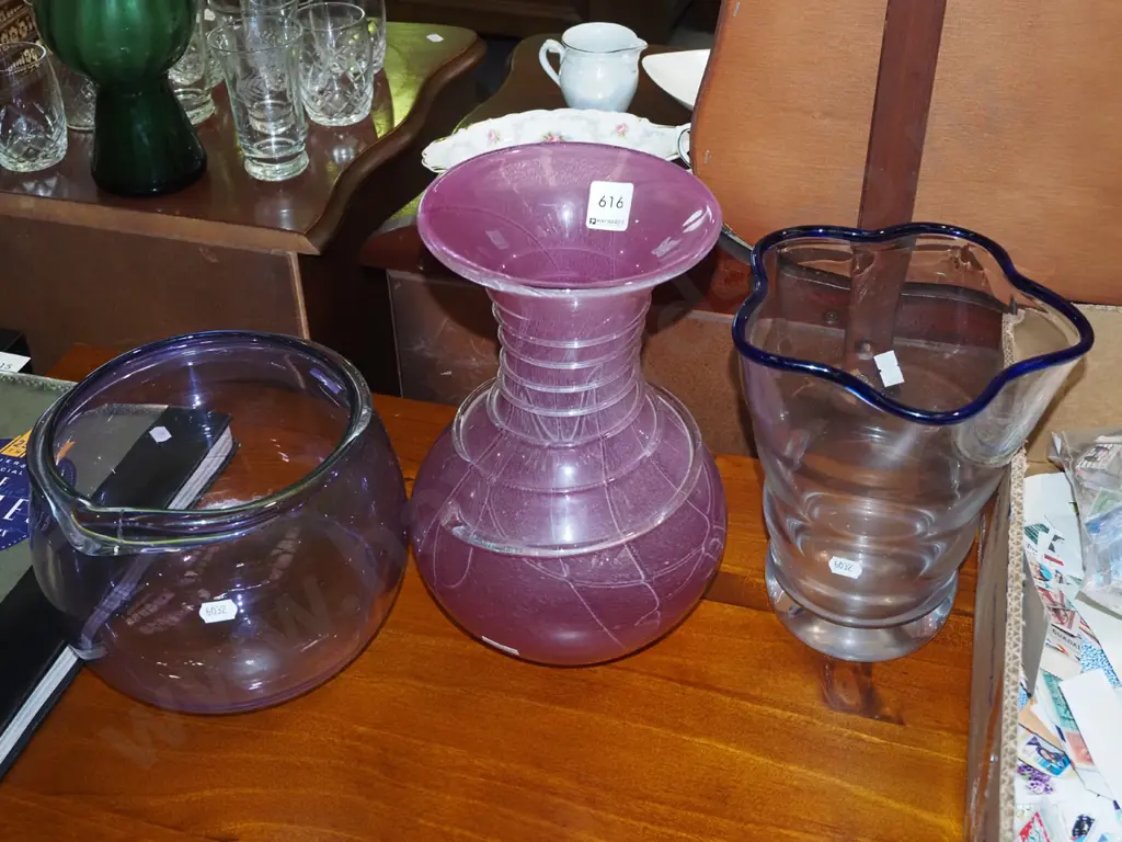 3x coloured glass vases H290 Image 1++