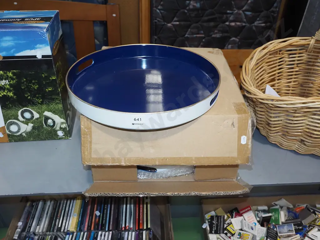box of as new 4 blue and white plastic circular trays Image 1++