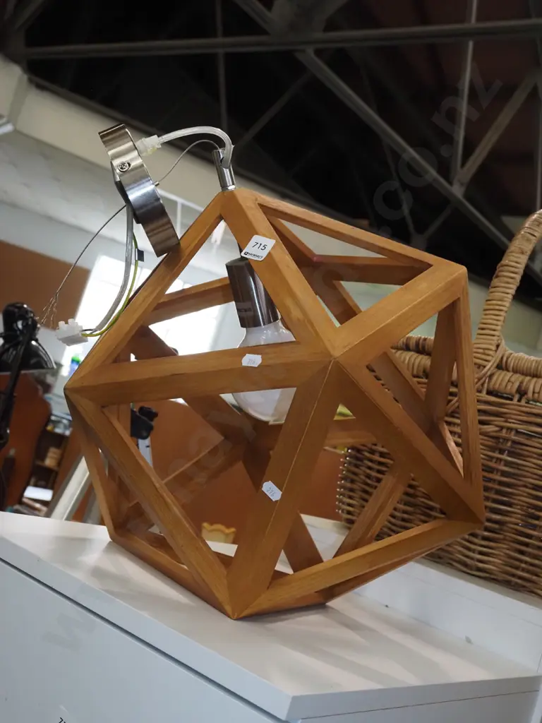 wooden geometric shaped pendant light fitting Image 1++