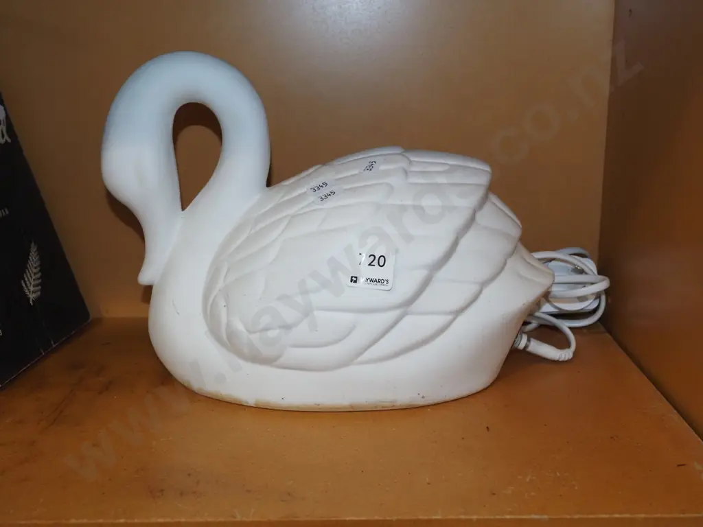 swan themed table lamp Image 1++