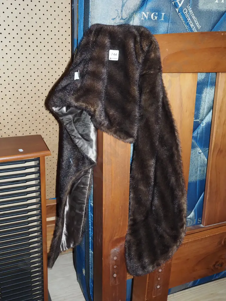 faux fur stole Image 1++