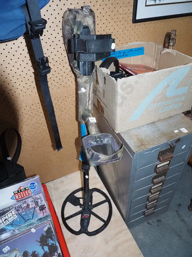 Mine Lab CTX3030 metal detector with book, knee pads and other accessories Image 1++