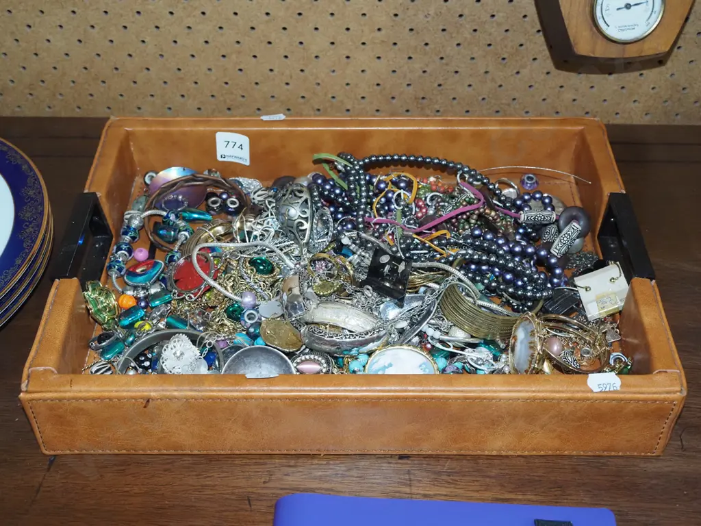 vinyl tray and costume jewellery Image 1++