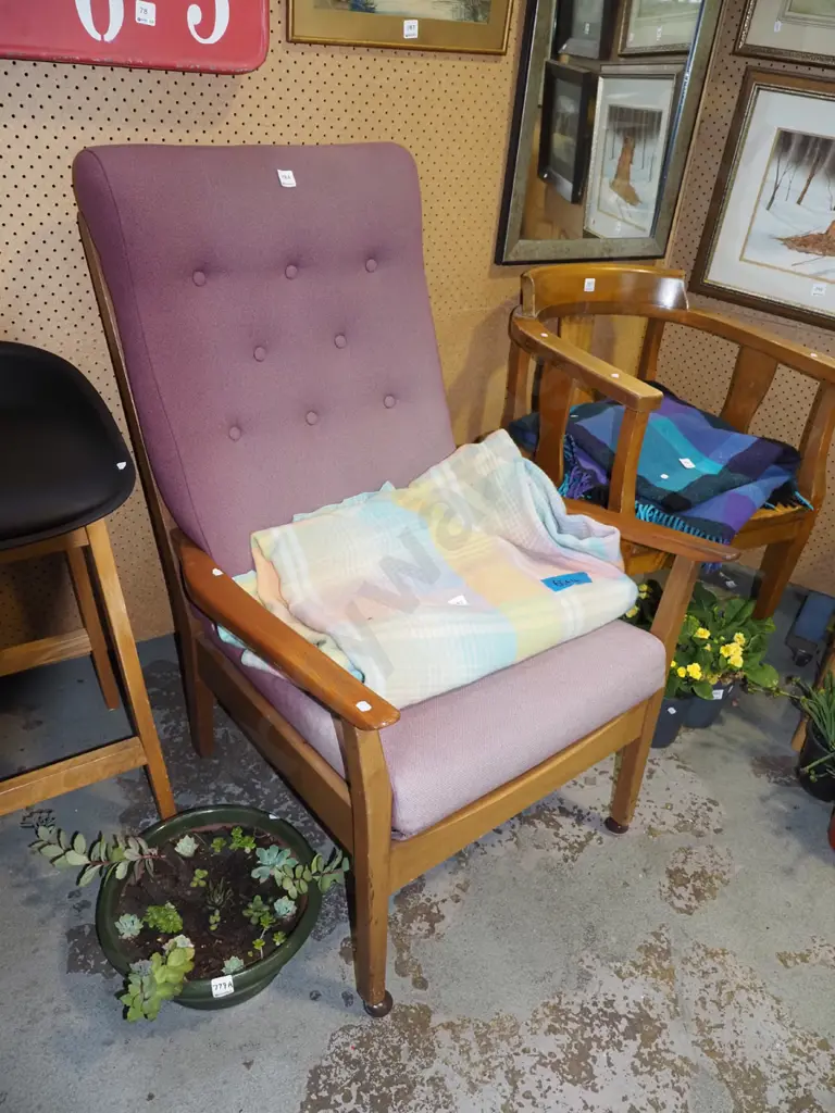 mid century deep buttoned armchair - fading Image 1++