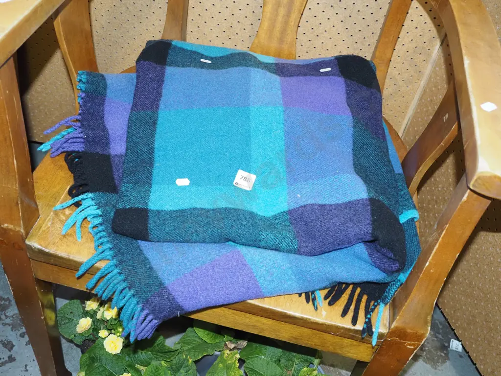 checked travel rug Image 1++