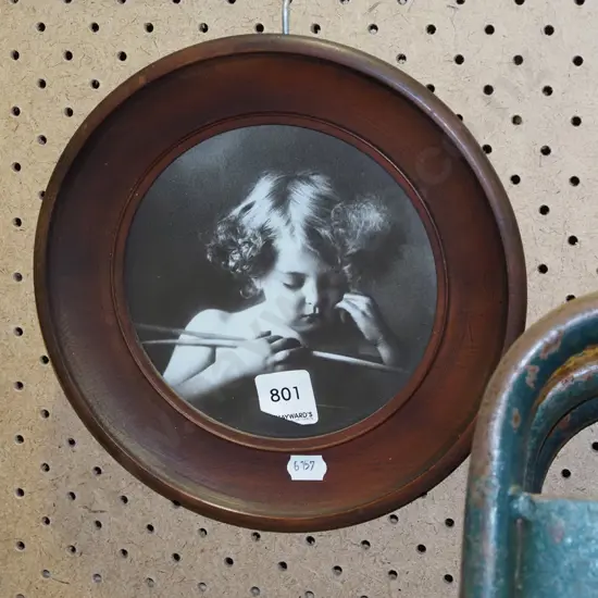 small circular cherub print Diam220