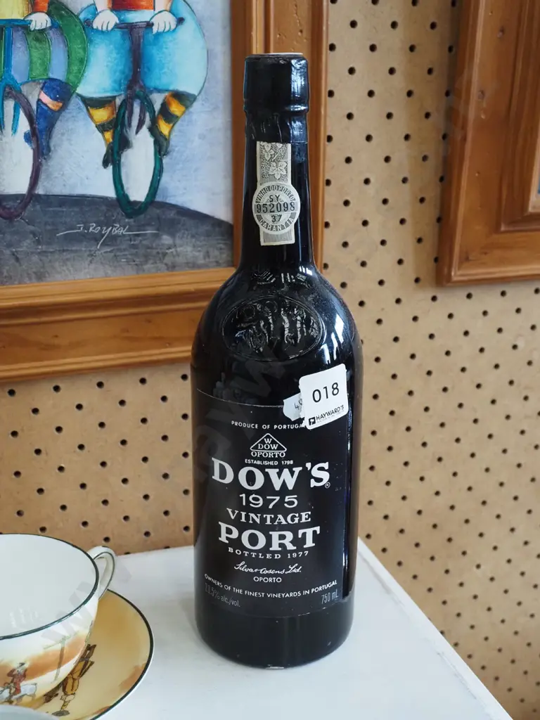 bottle of Dow's 750ml 1975 vintage port Image 1++