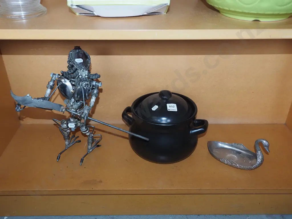 metal Predator figurine, casserole, metal swan dish Figurine H310 Image 1++