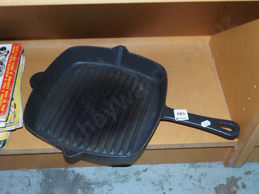 cast iron skillet - marks Image 1++