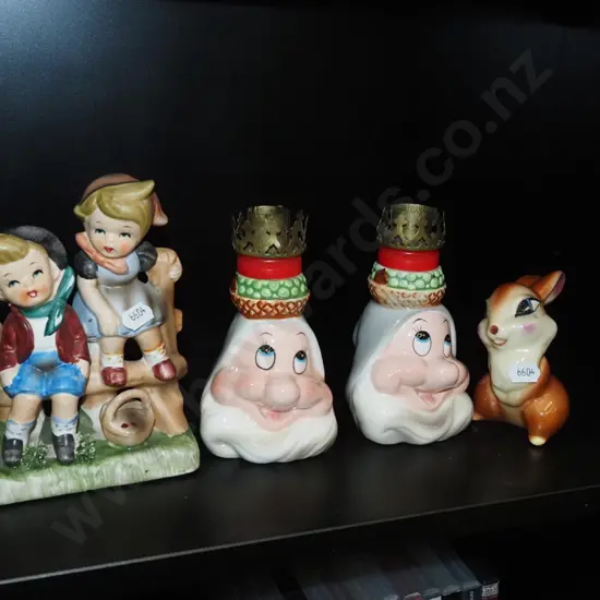 2x figurines, 2x candlesticks