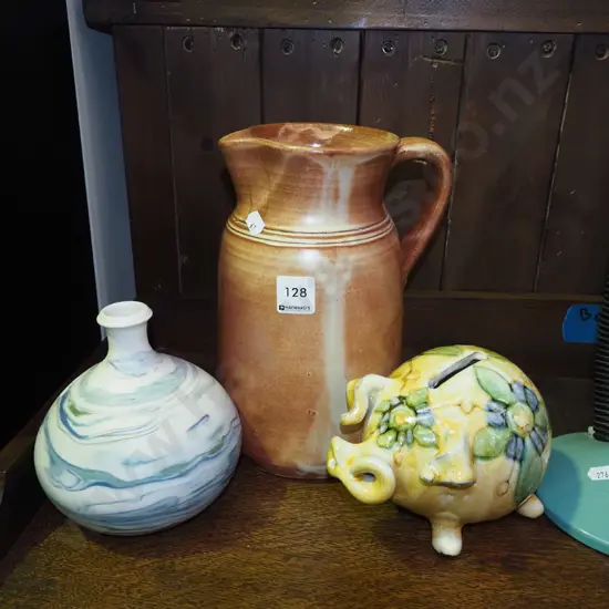piggy bank, pottery vase, jug H240