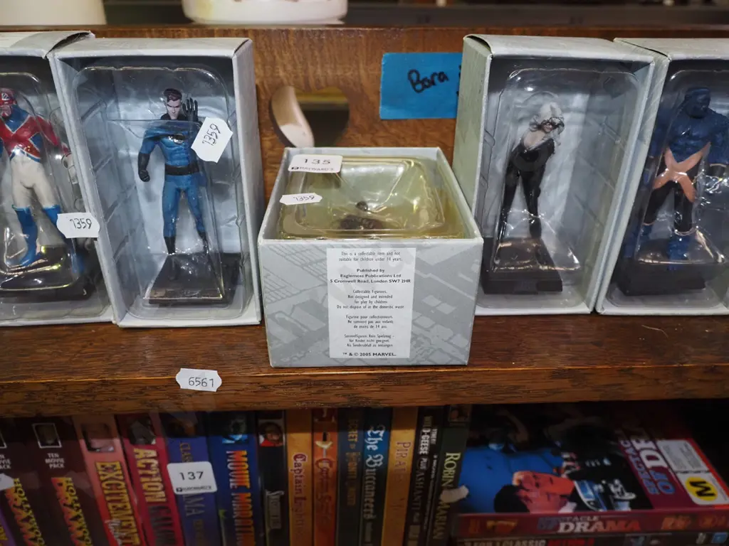 7x boxed figurines H125 Image 1++