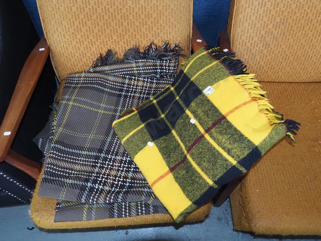 2x woollen travel rugs Image 1++