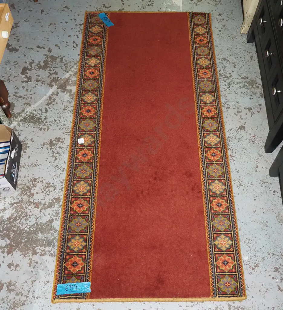 acrylic edged crimson roll runner L1500 W690 Image 1++