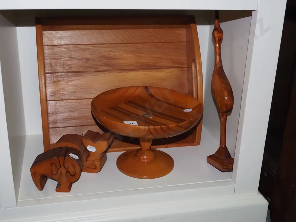 shelf; sovereign comport, wooden tray, puzzles etc Image 1++
