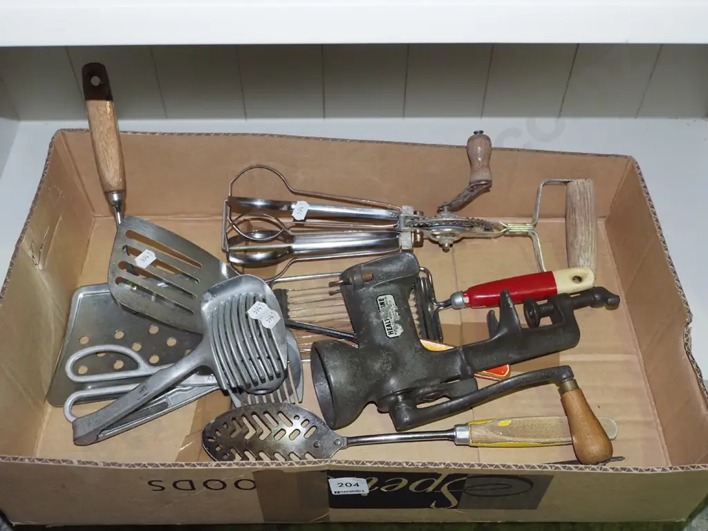 box of kitchenalia Image 1++