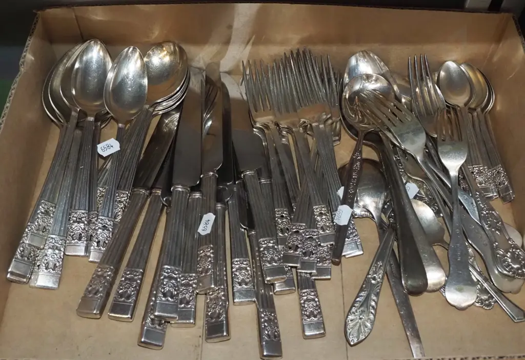 box of cutlery Image 1++
