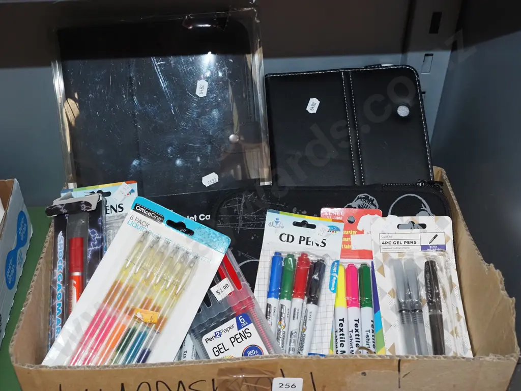 box; markers pens etc Image 1++