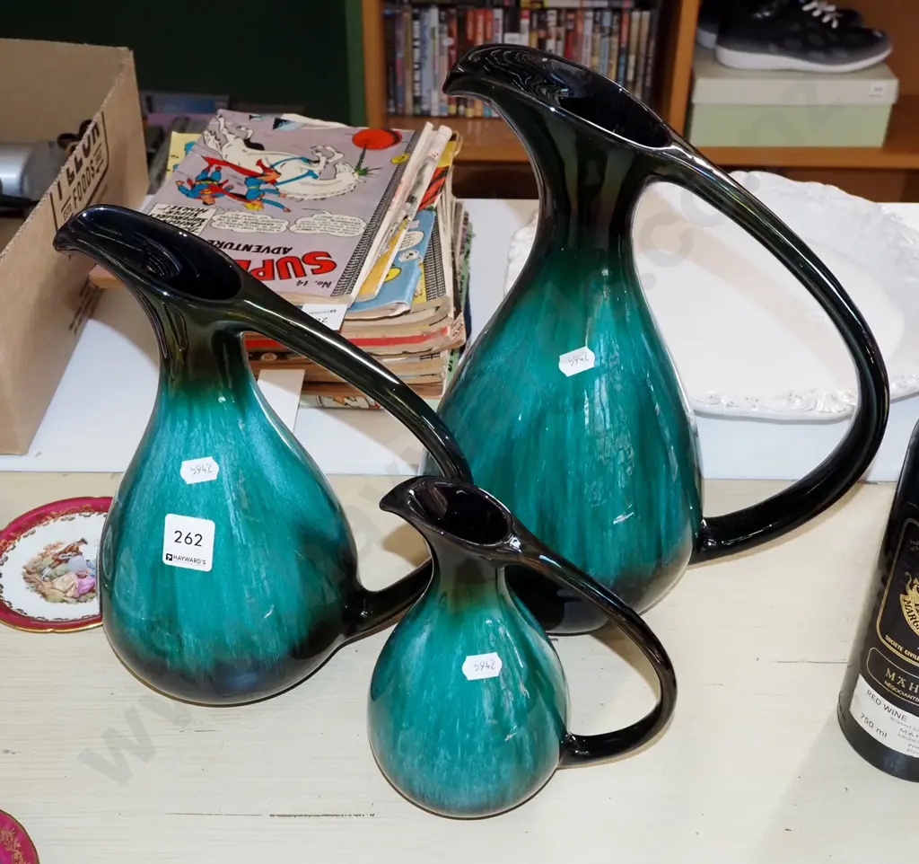 3x Blue Mountain ewer vases H320 Image 1++