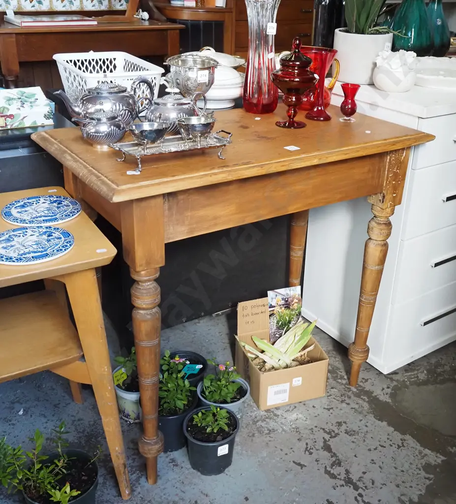 small turned colonial table - signs of insect damage, marks, cracks, stains H740 W800 D440 Image 1++