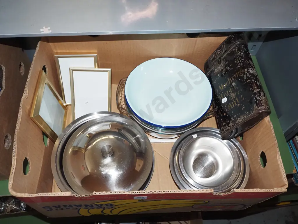 box; pyrex casseroles, enamel bowls etc Image 1++