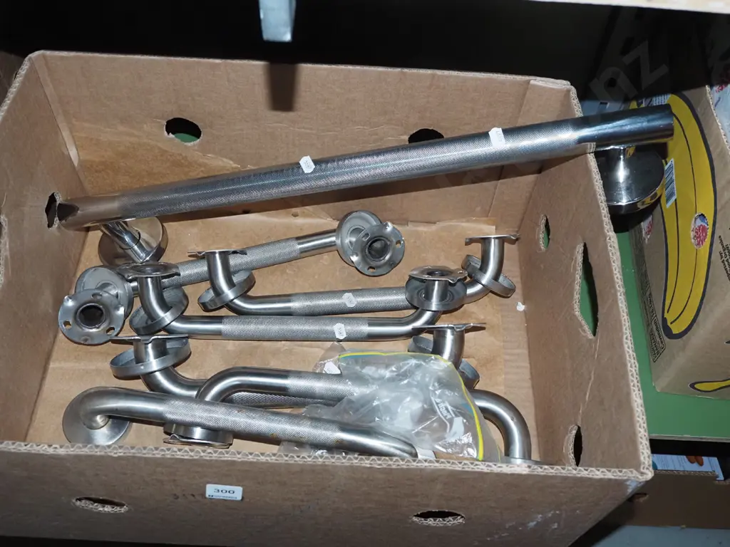 box; stainless wall mounted hand supports Image 1++