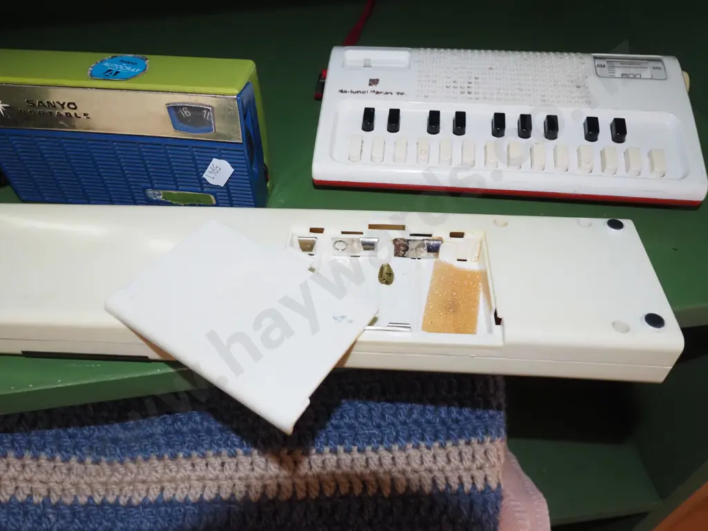 2x mini keyboards, small Sanyo transistor radio - faults. One keyboard has damage to battery compartment Image 1++