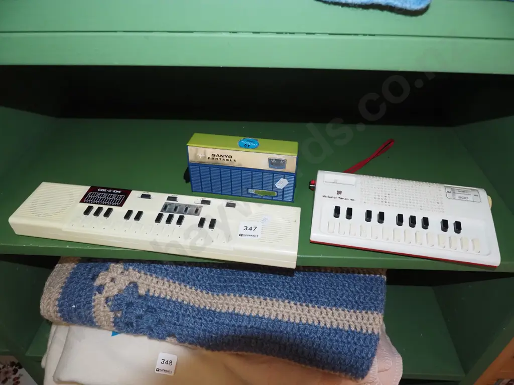 2x mini keyboards, small Sanyo transistor radio - faults. One keyboard has damage to battery compartment Image 1++