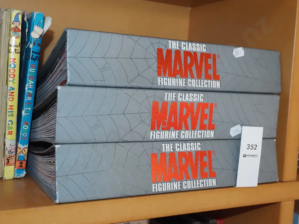 3x Marvel figurine collection binders, magazines Image 1++