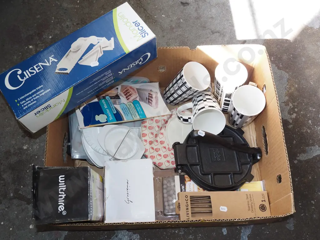 box; coffee cups, mandolin slicer, stainless steel straws etc Image 1++