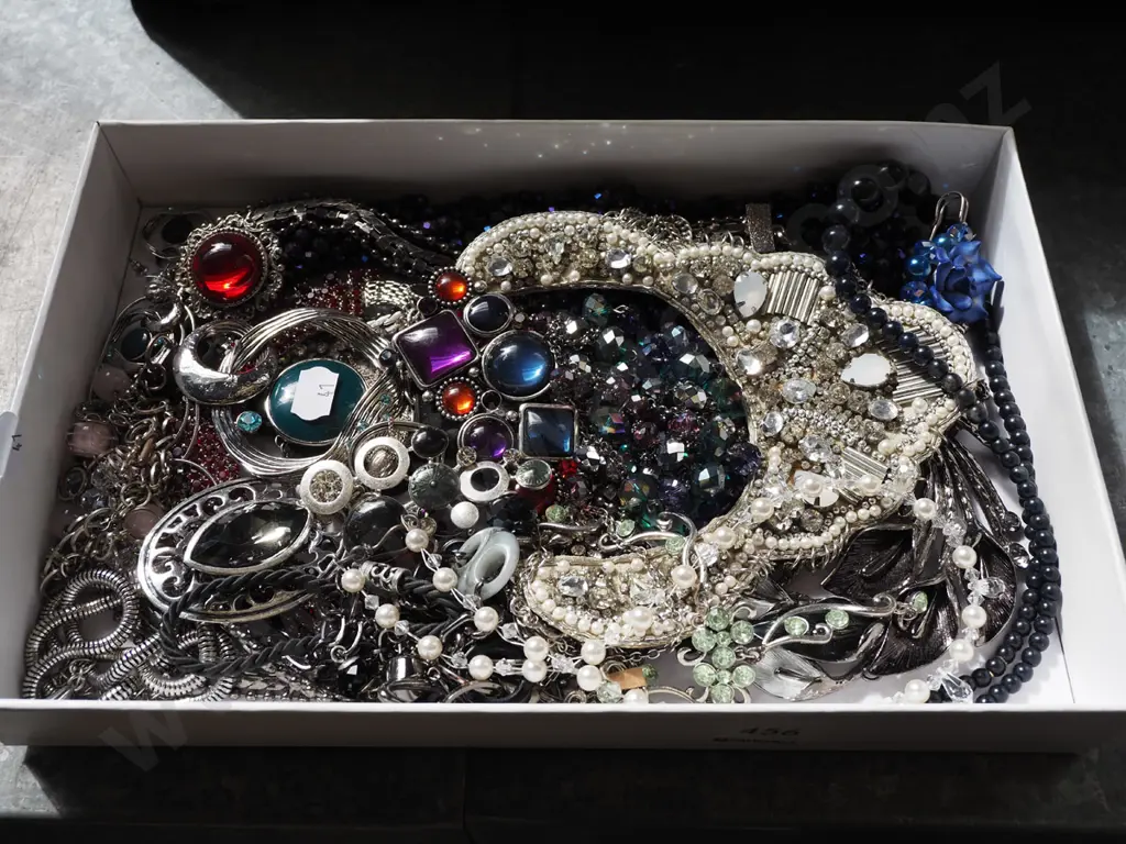 box of costume jewellery Image 1++