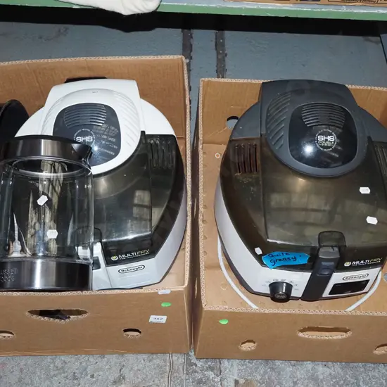 2x boxes of kitchen appliances; Delonghi fryer cookers, Russell Hobbs jug - one cooker needs a clean
