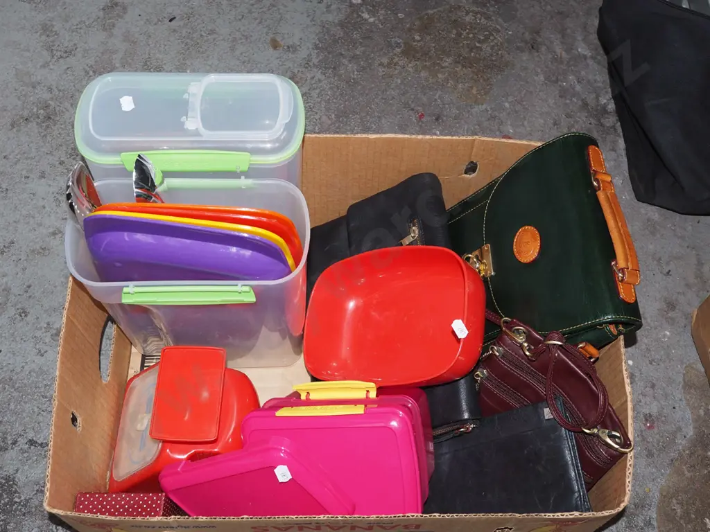 box; scales, plastic containers, handbags Image 1++
