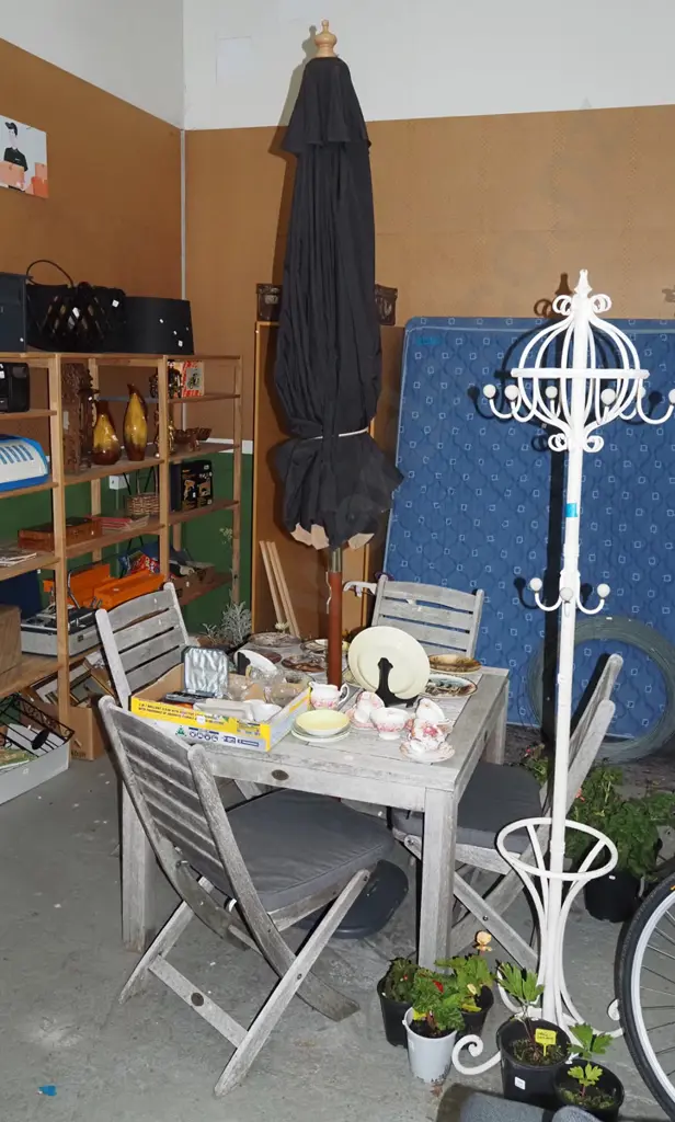 square Icarus hardwood outdoor table, umbrella and 4 chairs Image 1++