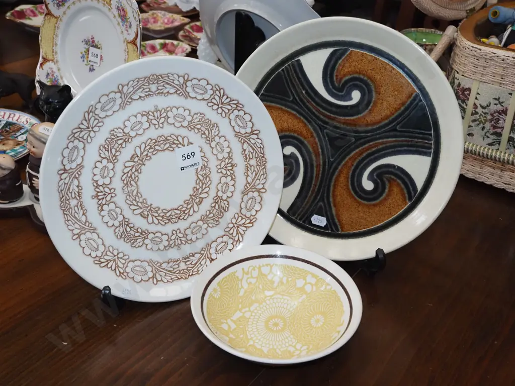 2x Crown Lynn plates, 1x bowl Image 1++