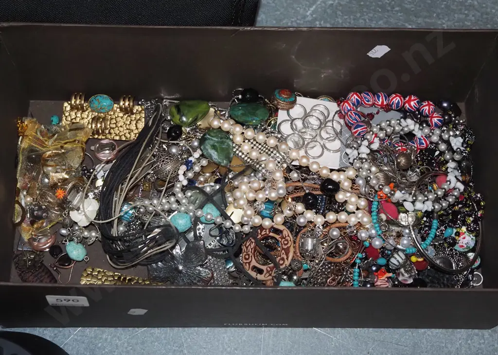 box of costume jewellery Image 1++