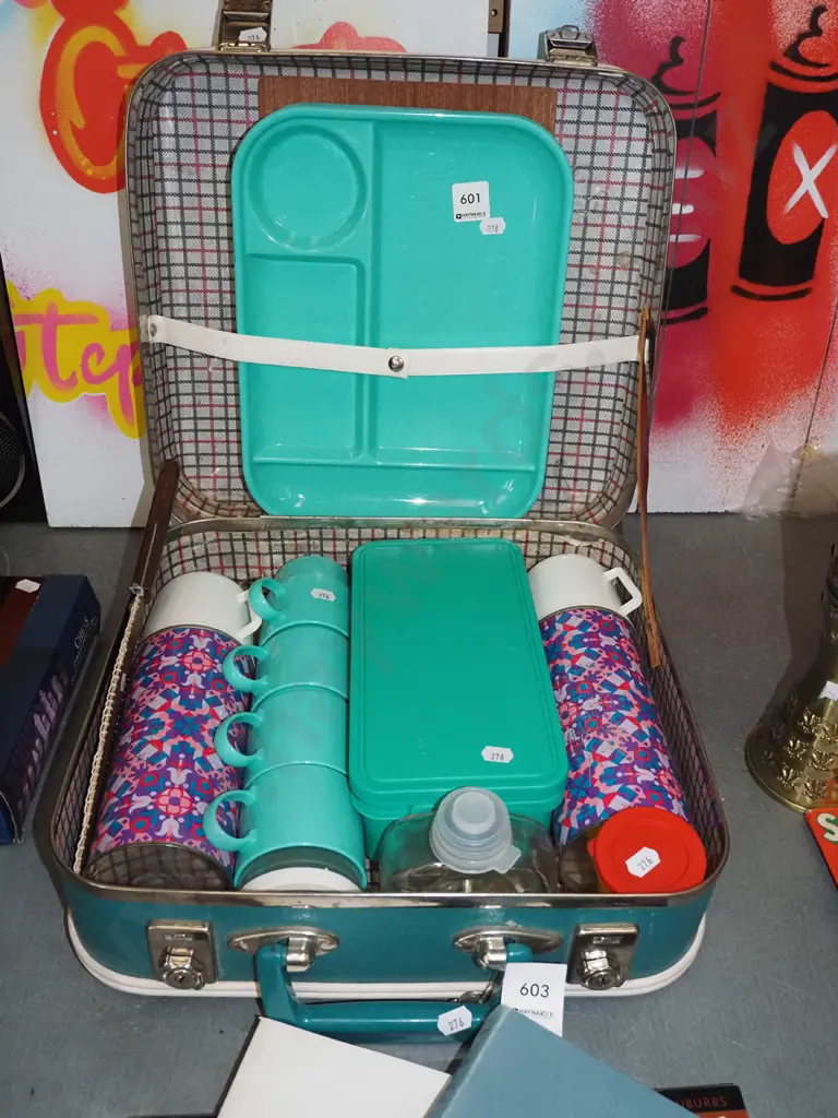 picnic hamper and contents Image 1++