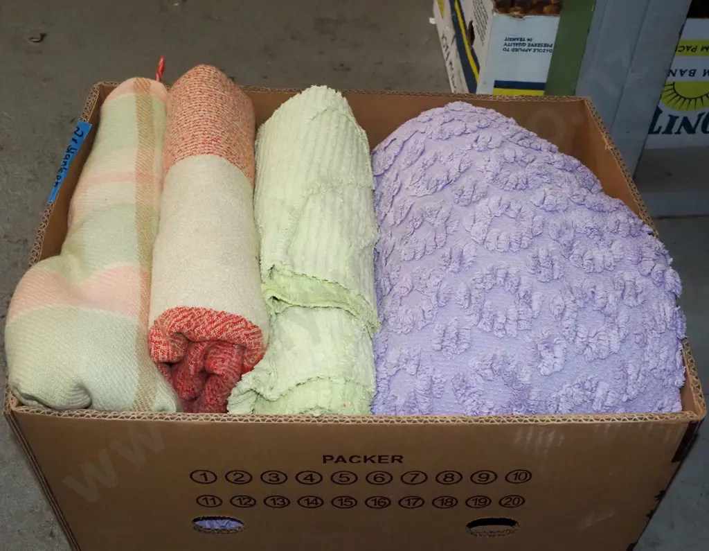 box; 2x woollen blankets, 2x bedspreads Image 1++