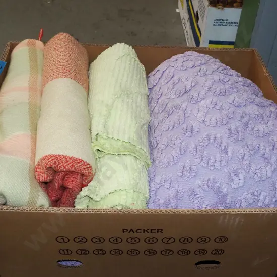 box; 2x woollen blankets, 2x bedspreads