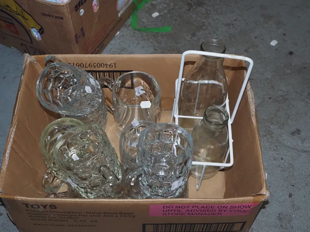 box; milk bottles, beer glasses Image 1++