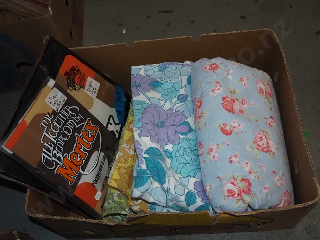 box; retro sheets and pillow cases Image 1++