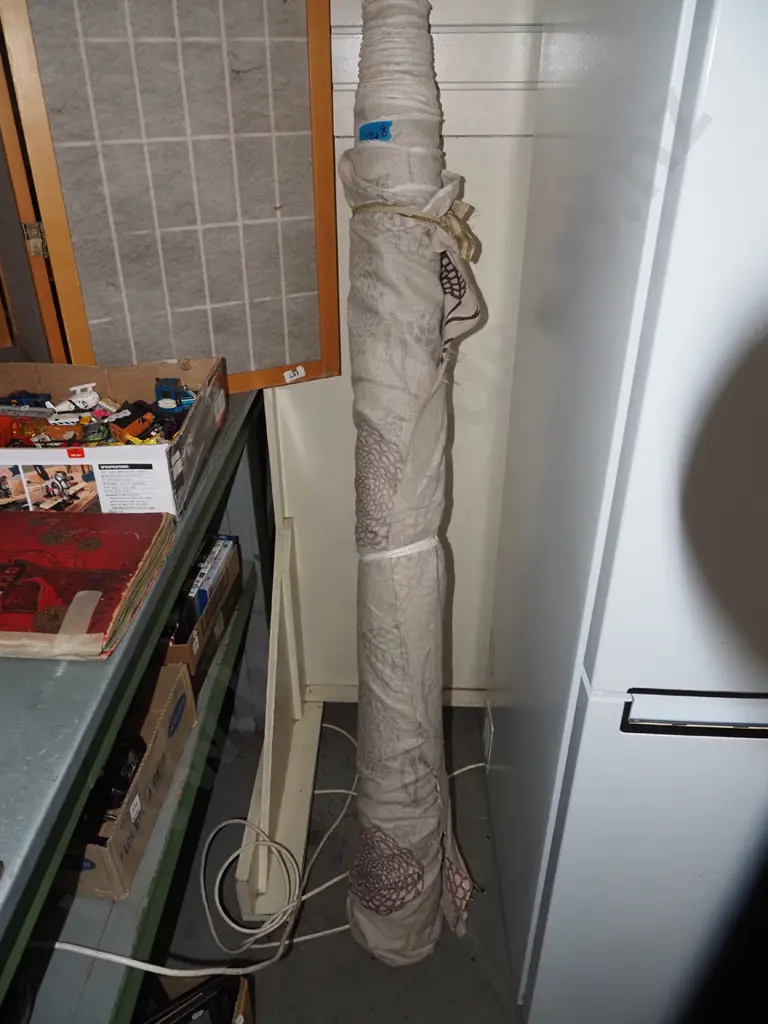 bolt of loose weave patterned fabric Image 1++