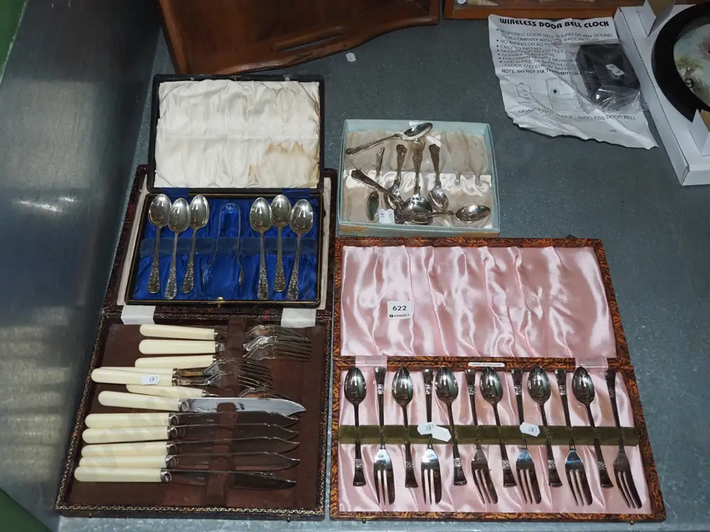 4x sets of cased cutlery Image 1++